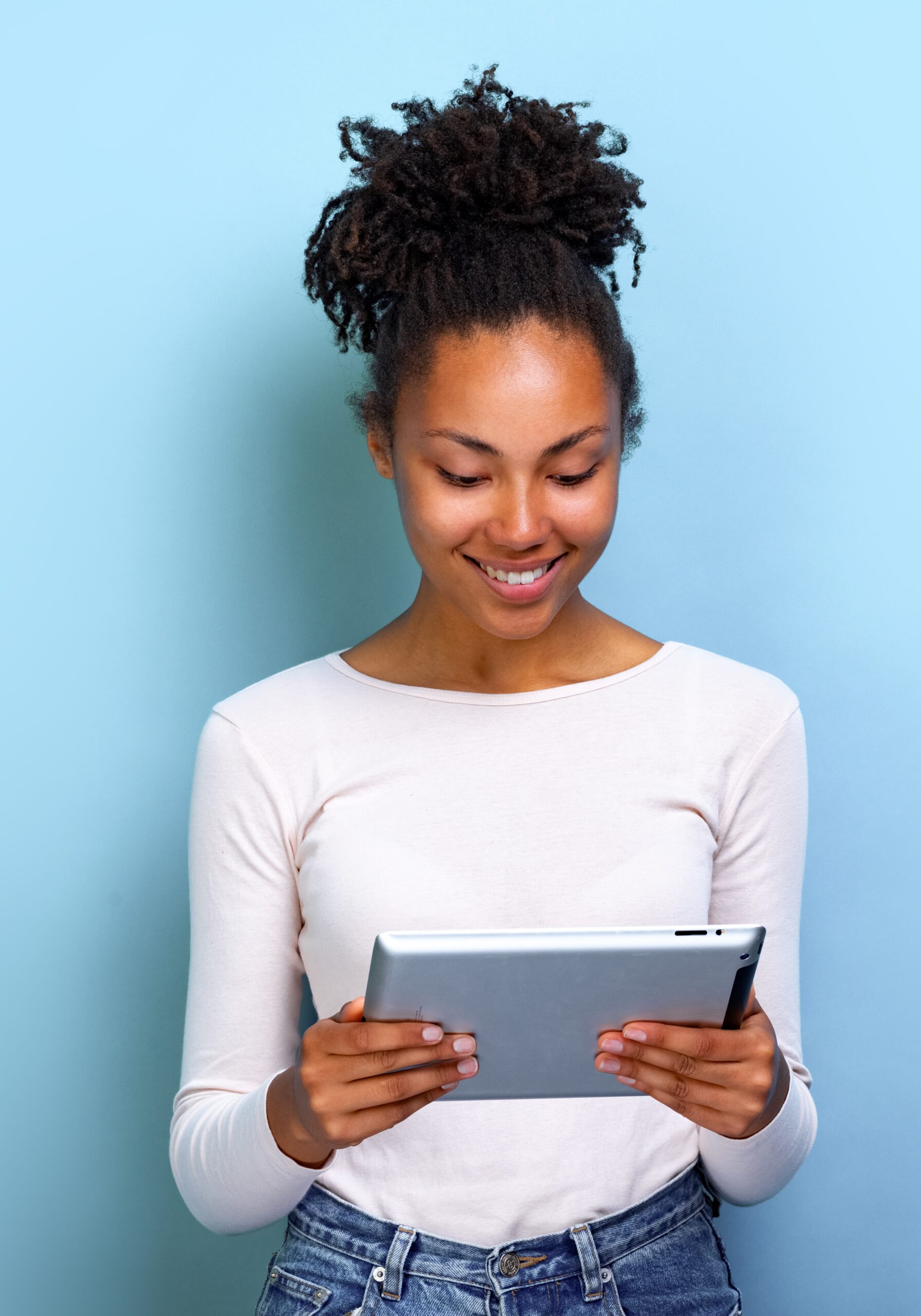 Mujer sosteniendo una tablet y sonriendo