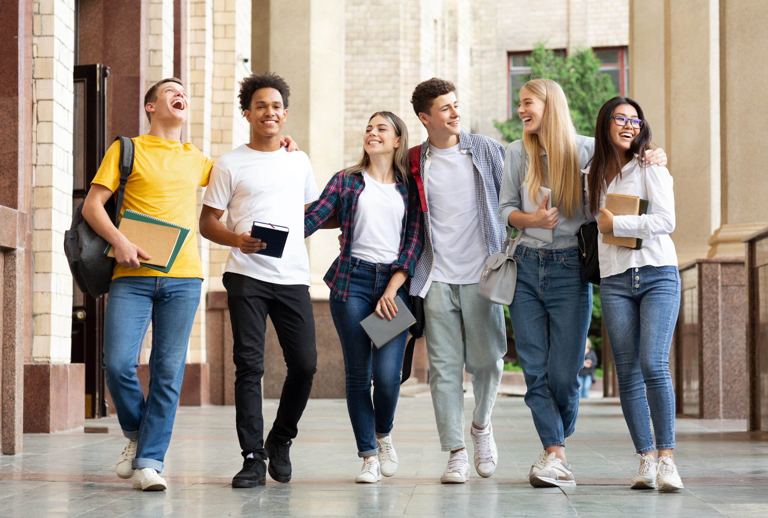 Grupo de estudiantes andando por el campus