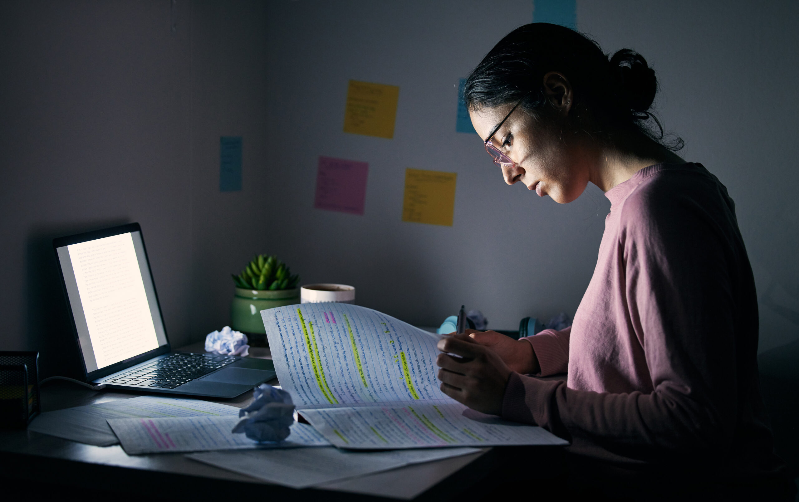 Mujer estudiando