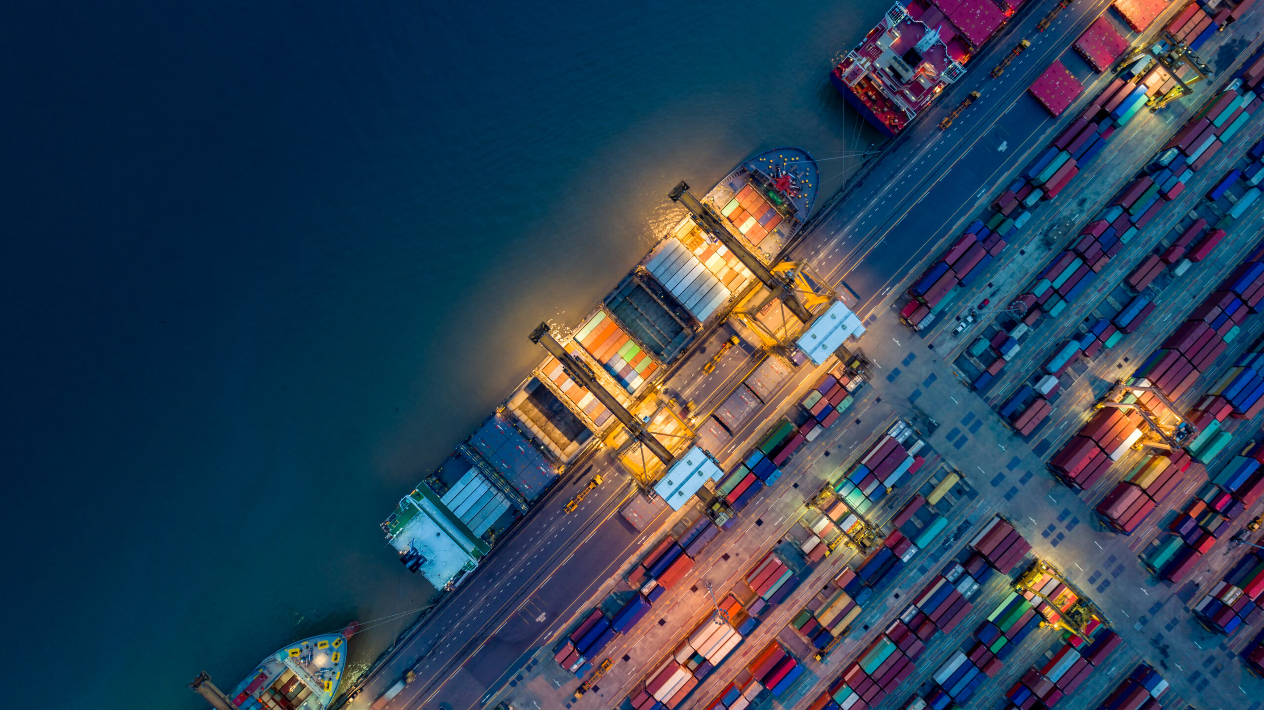 Vista área de un muelle con contenedores